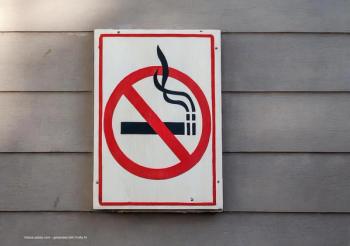 A no smoking sign hanging on a wall. ©stock.adobe.com – generated with Firefly AI