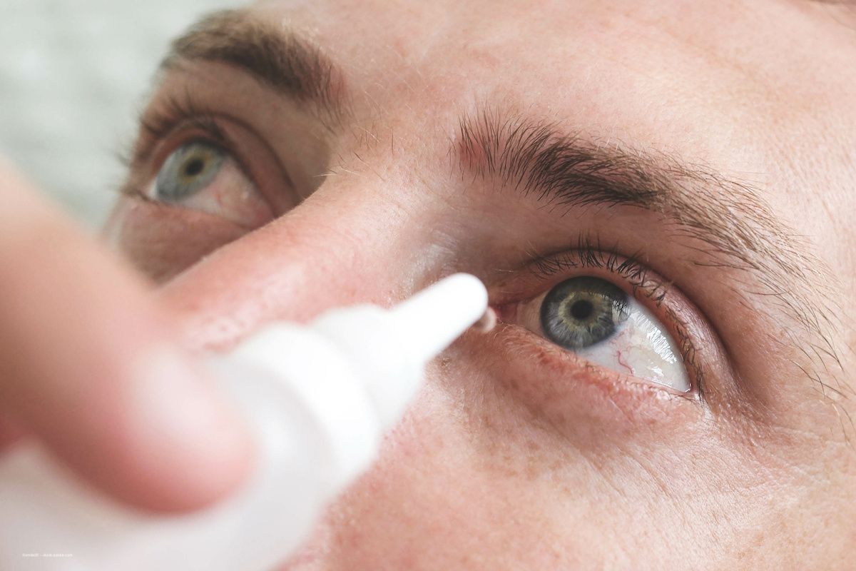 An eye doctor administers cyclosporine eye drops to a patient. Image credit: ©smile35 – stock.adobe.com