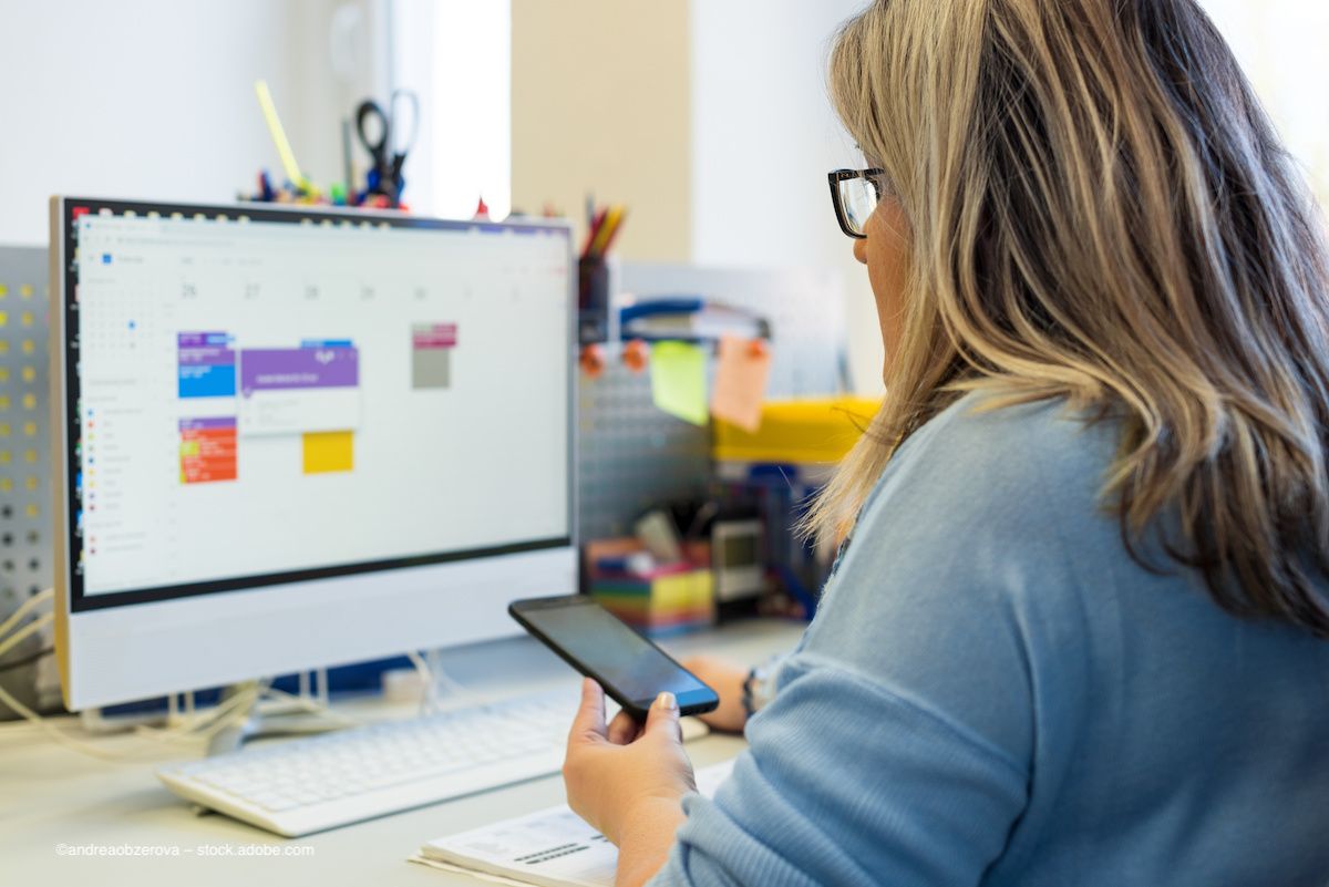A woman at a computer plans her day by looking at the calendar app. Image credit: ©andreaobzerova – stock.adobe.com
