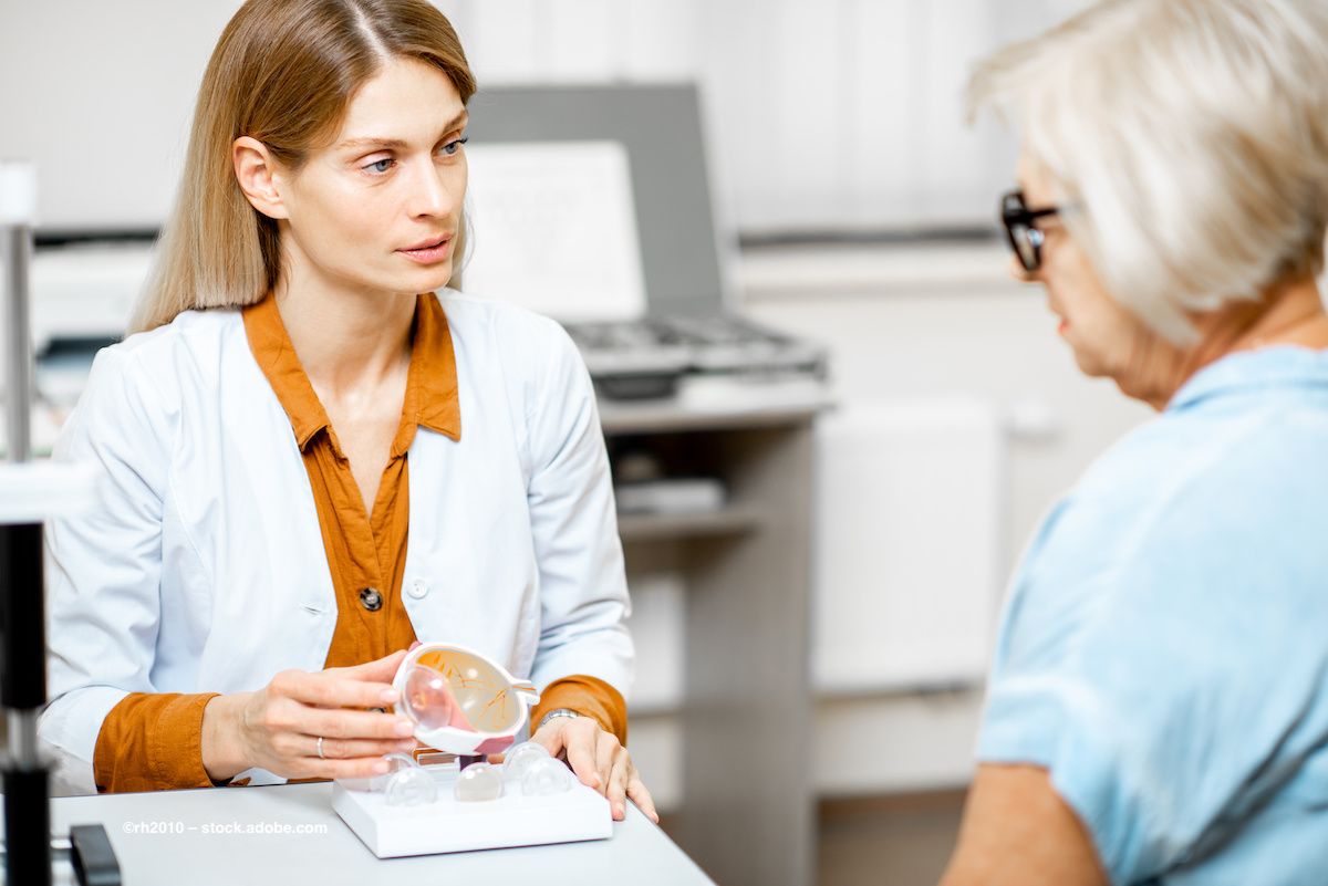 A doctor explains a medical issue to a patient with glasses. Image credit: ©rh2010 – stock.adobe.com