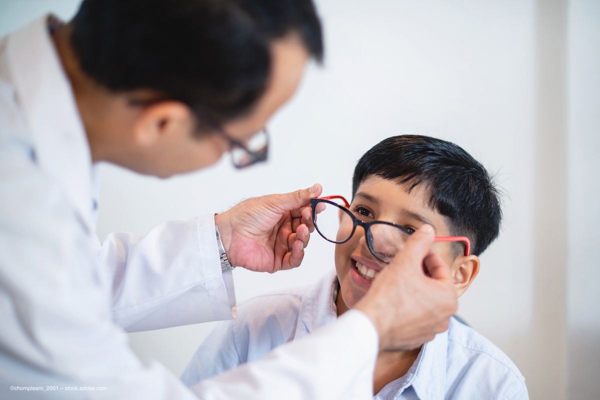 A child with myopia is fitted for glasses in an optometrist or ophthalmologist or optician office. Concept for paediatric myopia and refractive correction. ©chomplearn_2001 – stock.adobe.com