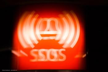 A red light with an alarm symbol. It reads "SOS." Concept image for emergency, medical emergency, neurology and ophthalmology referral. Image credit: ©Nicole Kwiatkowski – stock.adobe.com