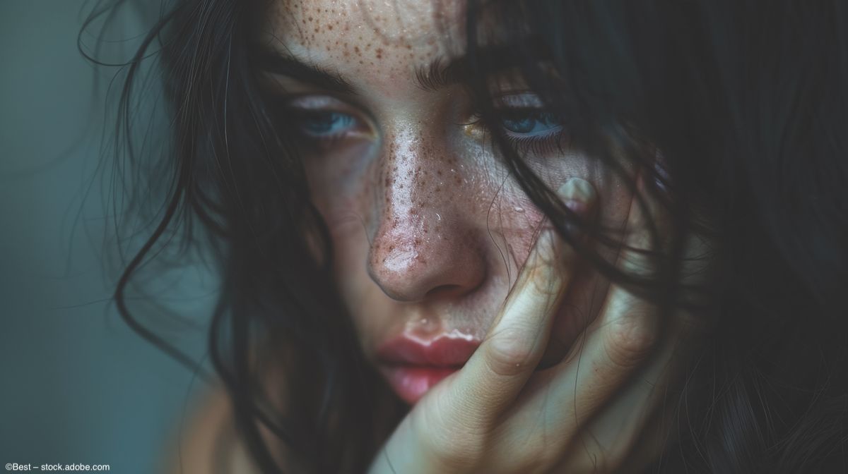 An image of a woman with irritated eyes.  Image credit: ©Best – stock.adobe.com