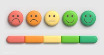 A row of faces represents a "satisfaction" scale, with a red frowny face at one end, a green smiley face at the other end, and a range of expressions in between. ©Piscine26 – stock.adobe.com