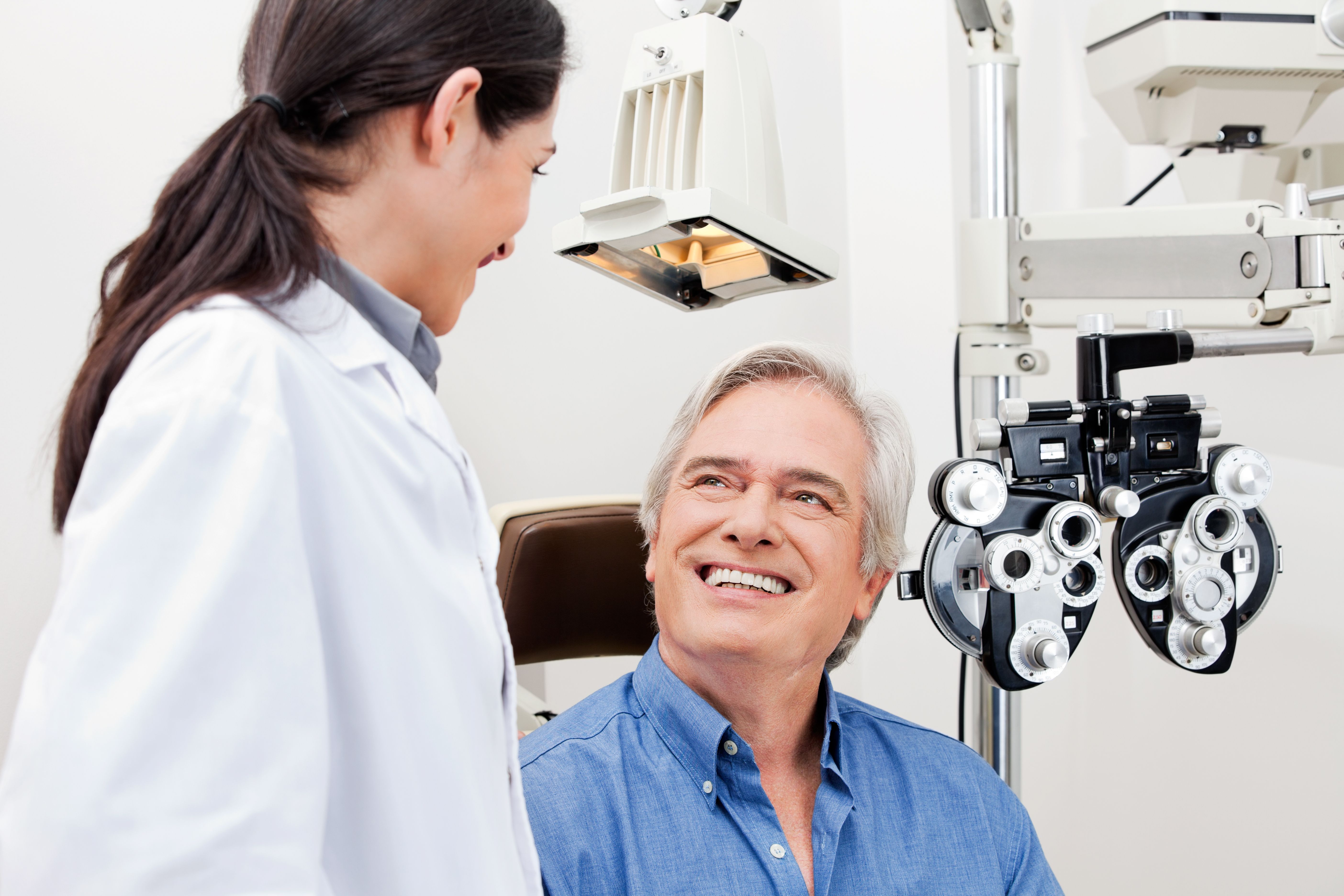 Лечение катаракты у пожилых людей операция. Окулист обследование. Офтальмолог и пациент. Пациент у окулиста.