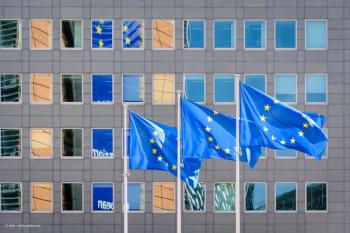 European Union flags outside the Berlaymont building in Brussels, Belgium, the headquarters of the European Commission. Concept image for ZEISS Medical Technology CE Mark CIRRUS PathFinder AI. Image credit: © olrat – stock.adobe.com