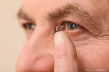 Mature man putting in contact lenses, closeup (Adobe Stock / Pixel-Shot)