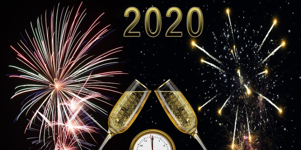 2020 appears above fireworks and champagne glasses