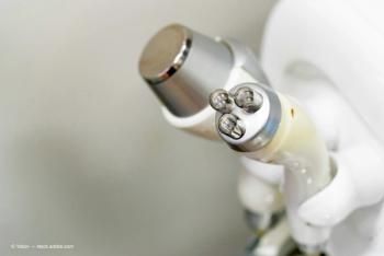 Close up radio frequency lifting massage device (Adobe Stock / Yakov)