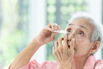 Asian senior woman putting eye drop, closeup view of elderly person using bottle of eyedrops in her eyes, sick old woman suffering from irritated eye, optical symptoms, health concept (Adobe Stock / Satjawat)