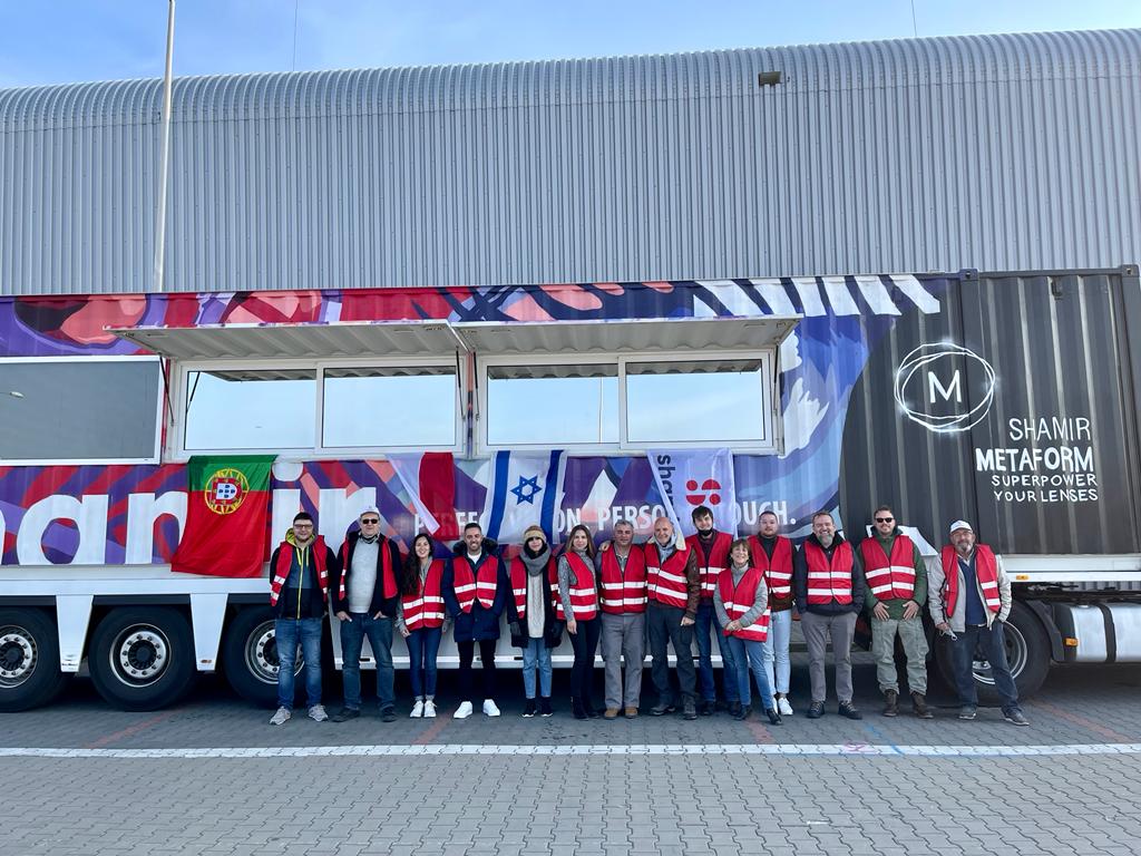 Shamir employees traveled to Warsaw, Poland, to provide Ukrainian refugees via mobile laboraties. The volunteers were able to fit up to 150 pairs of glasses a day. 