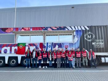 Shamir employees traveled to Warsaw, Poland, to provide Ukrainian refugees via mobile laboraties. The volunteers were able to fit up to 150 pairs of glasses a day.