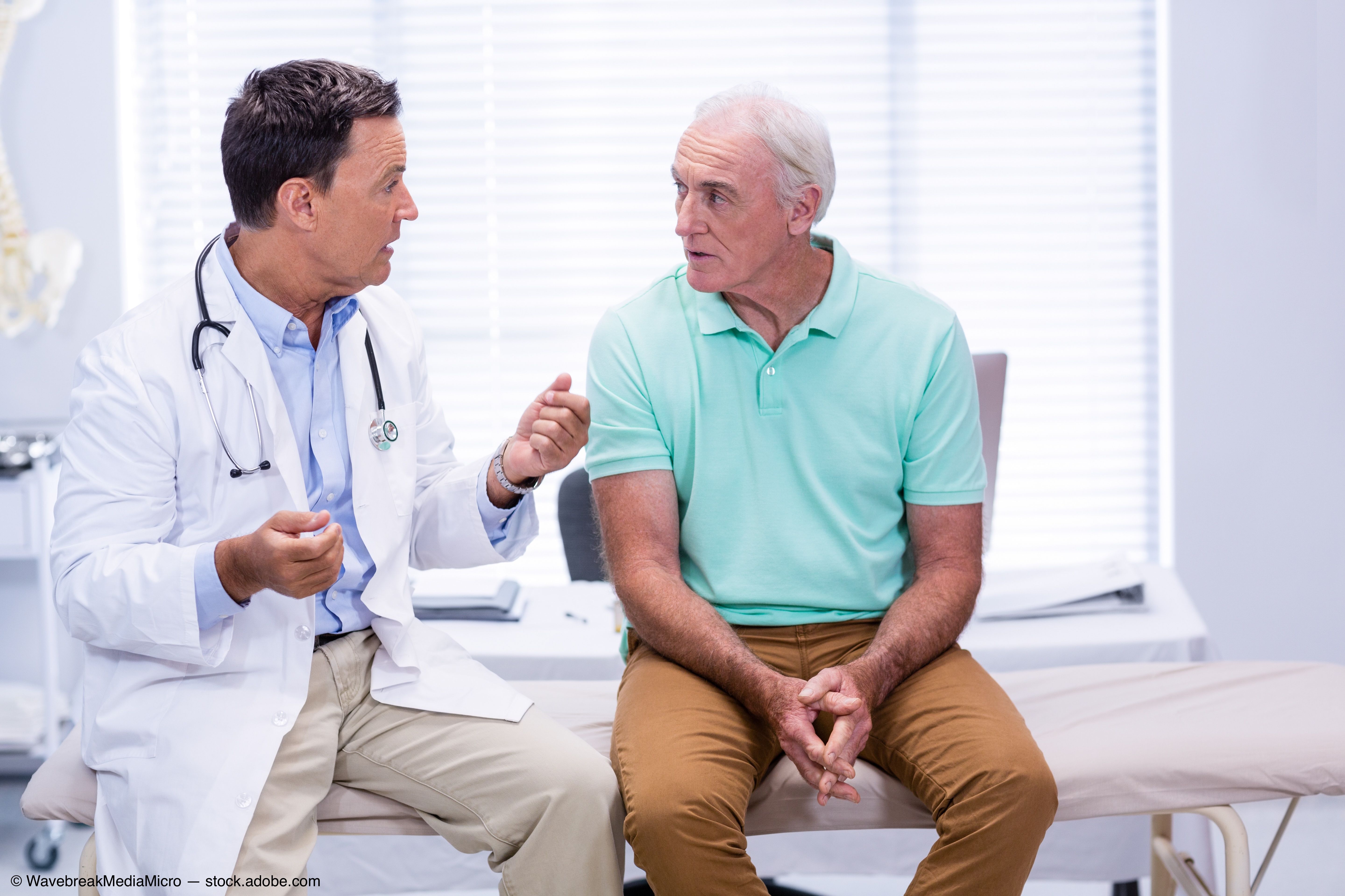 Лечение гиперплазии после 60 лет. Пациент мужчина. Врач беседует с мужчиной. Врач и пожилой пациент. Доктор с пациентом.