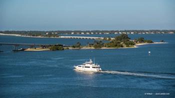 Boat at sunrise leaving the sound of Sanibel Florida (Adobe Stock / William)