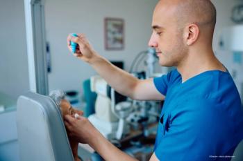 optometrists instills Ryzumvi drops in patient's eye for reversal of mydrasis - Image credit: Adobe Stock / Drazen