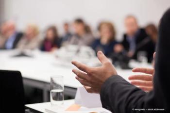 man having presentation at seminar (Adobe Stock / aerogondo)