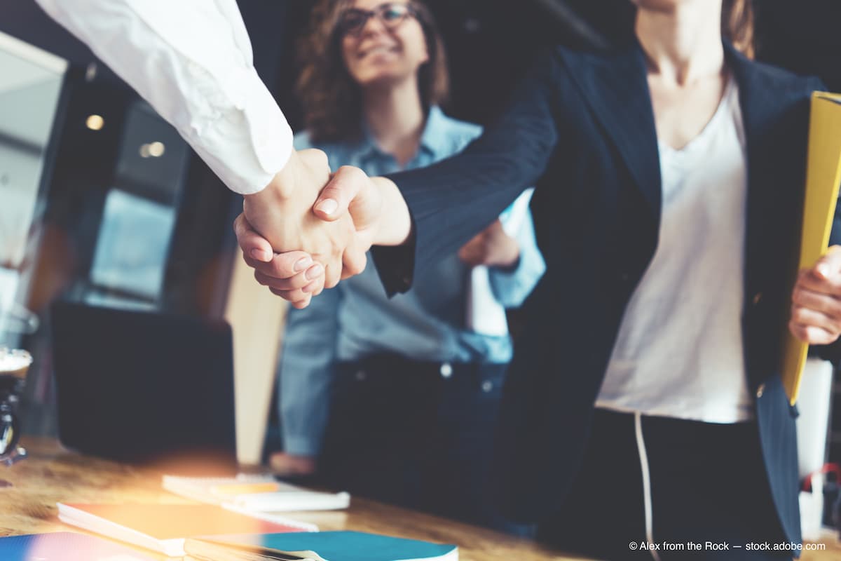 Young business people shaking hands in the office. Finishing successful meeting. Three persons (Adobe Stock / Alex from the Rock)