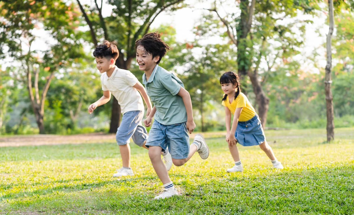 Asian children running outside Image credit: AdobeStock/Q88