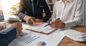Business people discuss investment project working and planning strategy on digital tablet. Business people talking together with tablet at office (Adobe Stock / Natee Meepian)