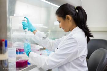 Closeup portrait, scientist pipetting from 50 mL conical tube with blue liquid solution, performing laboratory experiments, isolated lab . Forensics, genetics, microbiology, biochemistry (Adobe Stock / ashtproductions)