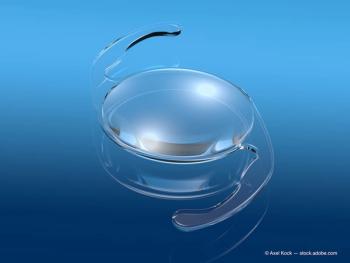 Intraocular lens (IOL) on blue background, medically 3D illustration (Adobe Stock / Axel Kock)