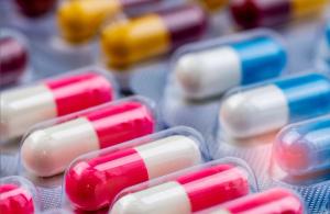 GALACTIC Trial: RAAS Inhibitor Uptitration Less Successful in Women / image credit  capsules ©Artinum/stock.adobe.com