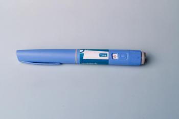 Modern semaglutide GLP-1 injection pens for diabetes and obesity management on a professional blue gradient background for pharma. | © Shutterly - stock.adobe.com