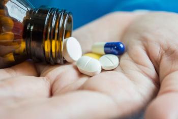 Woman's hand pours the medicine pills out of the bottle | © johnstocker - stock.adobe.com (274922039)