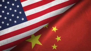 United States and China two flags textile cloth, fabric texture | © Aleks Taurus - stock.adobe.com (248665249)