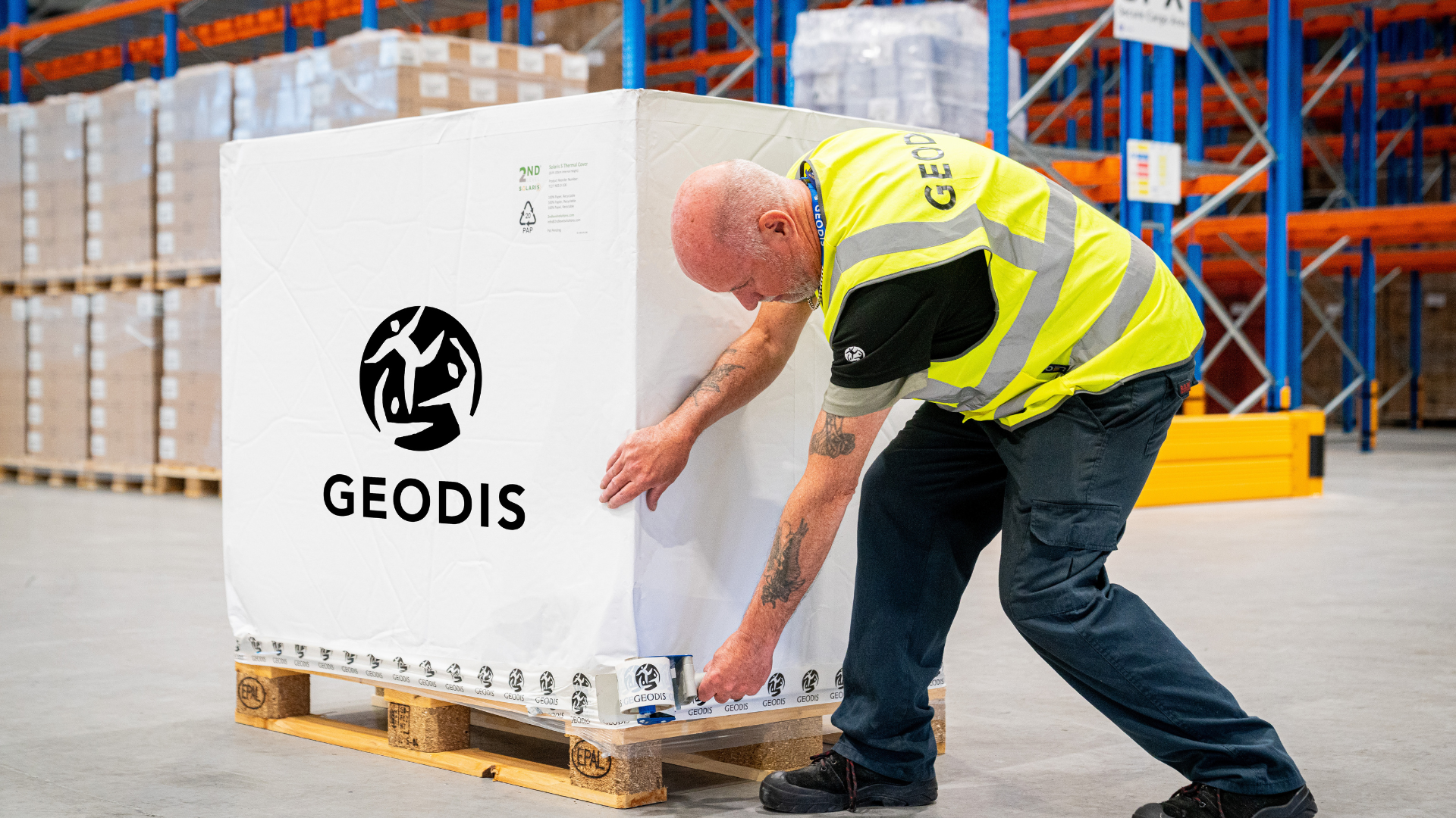 GEODIS completed a successful trial of paper-based thermal covers for pharmaceutical air freight. Photo credit @Greg Harding, courtesy of GEODIS.
