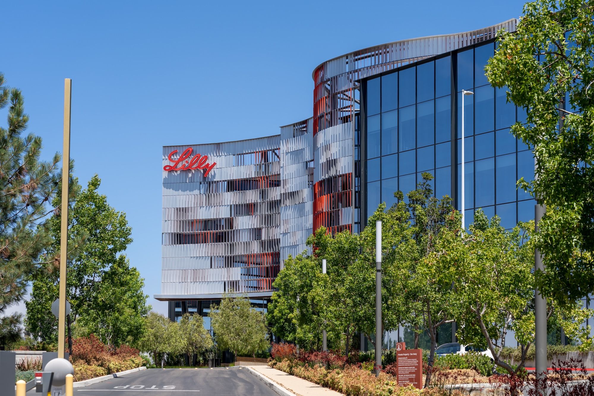 San Diego, California, USA - July 9, 2022: Lilly sign on the building at its Biotechnology Center in San Diego, California, USA. Eli Lilly and Company is an American pharmaceutical company. | © JHVEPhoto - stock.adobe.com