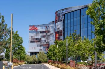 San Diego, California, USA - July 9, 2022: Lilly sign on the building at its Biotechnology Center in San Diego, California, USA. Eli Lilly and Company is an American pharmaceutical company. | © JHVEPhoto - stock.adobe.com
