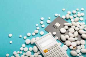 Credit card and medicines (pills). High cost of treatment in hospital, expensive medications concept. | © Andrii Zastrozhnov - stock.adobe.com (291447632)