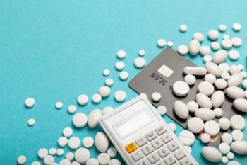 Credit card and medicines (pills). High cost of treatment in hospital, expensive medications concept. | © Andrii Zastrozhnov - stock.adobe.com (291447632)