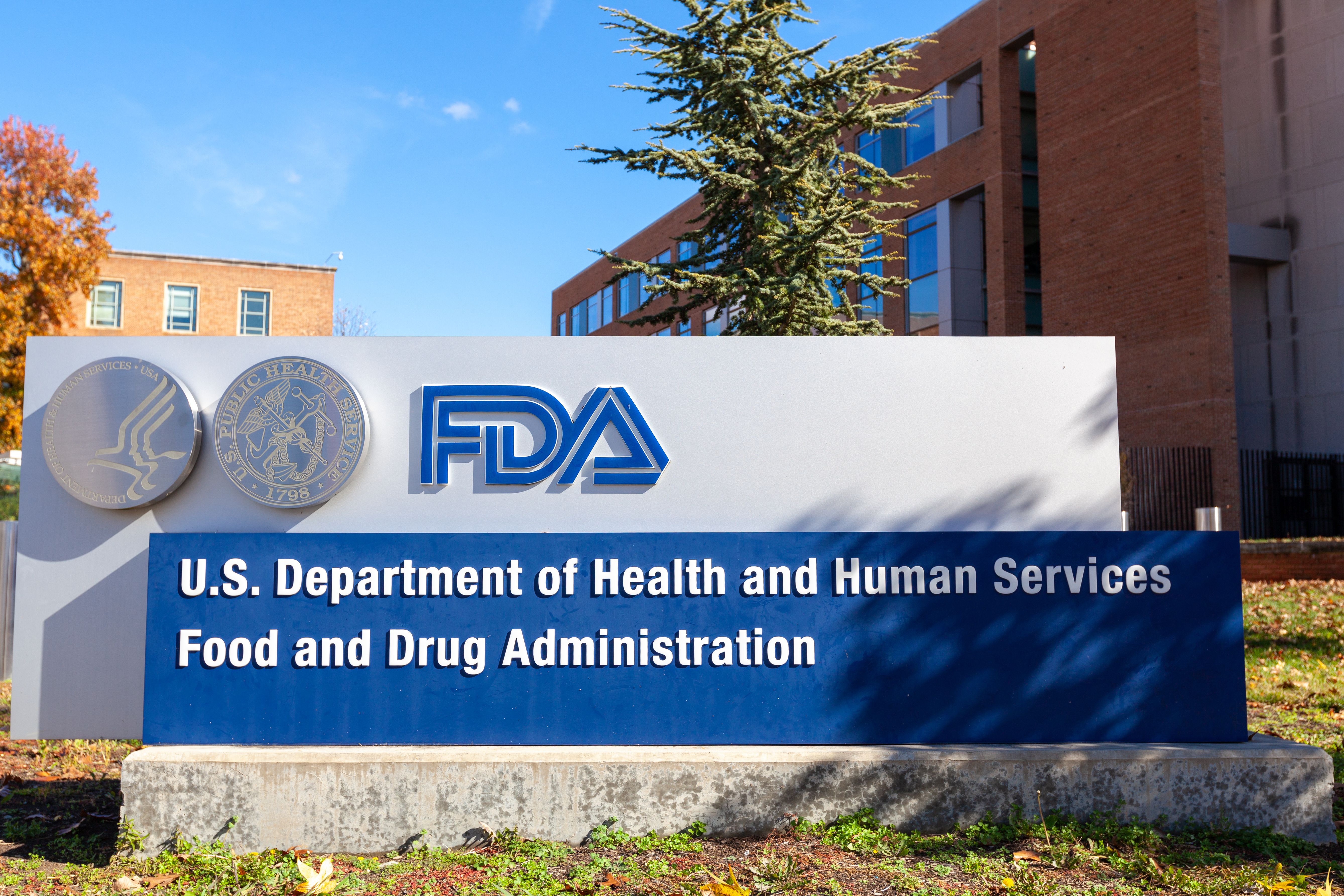 Silver Spring, MD, USA 11/10/2020: Exterior view of the headquarters of US Food and Drug Administration (FDA). This federal agency approves medications, vaccines and food additives for human use. | © Grandbrothers - stock.adobe.com