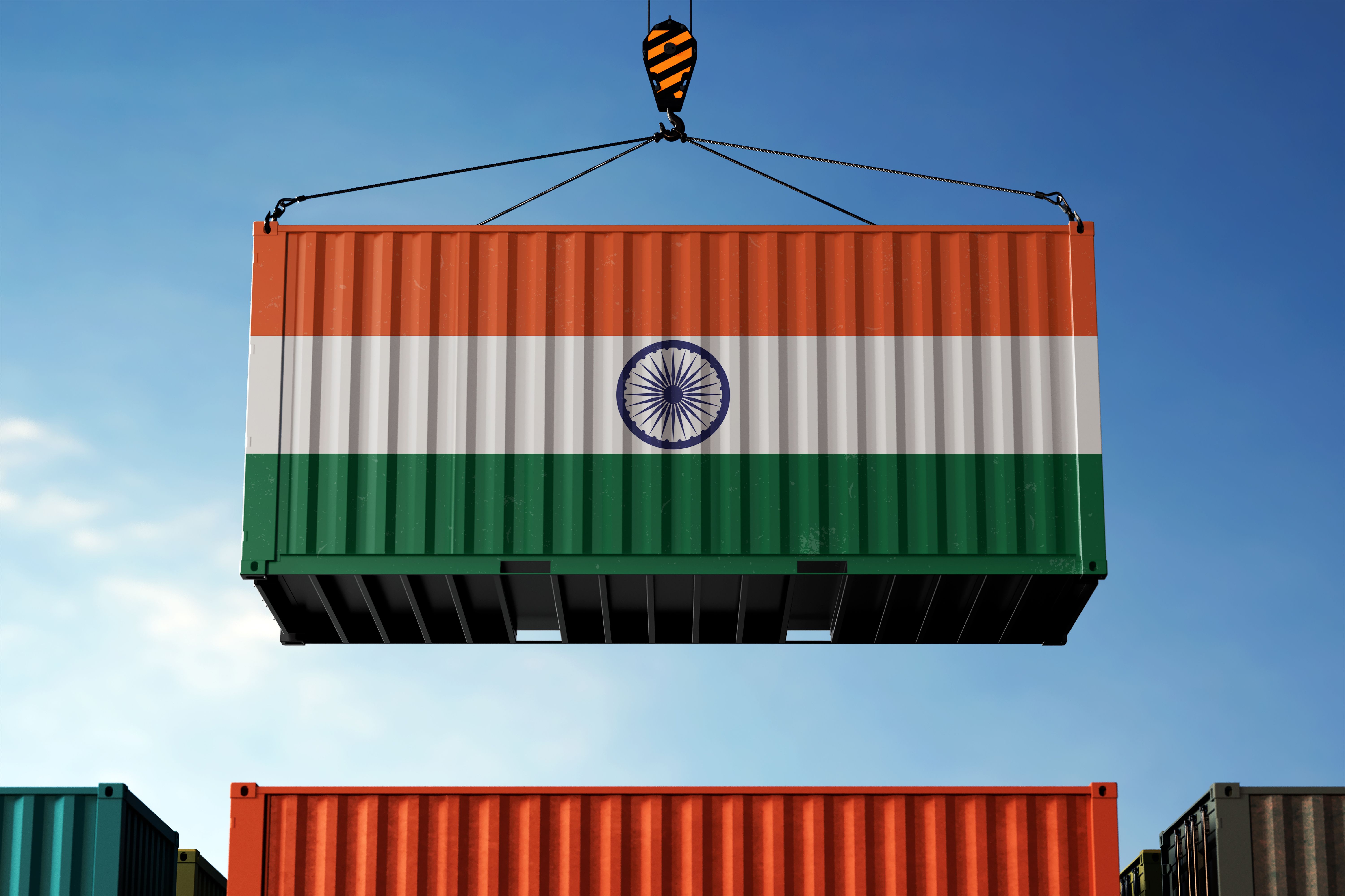 India trade cargo container hanging against clouds background | © zmotions - stock.adobe.com