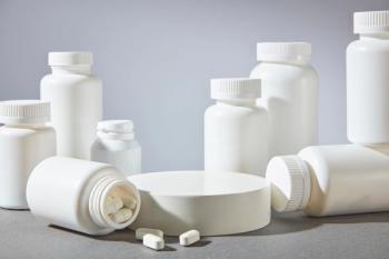 The promotional photo in white minimalism style with plenty white unlabeled medicine bottles surround an empty pedestal in center. Product displaying space, front angle shot | © Tuan Nguyen - stock.adobe.com (911076844)