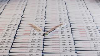 3d rendered image of a large collections of glucagon like peptide 1 or GLP-1 injection pens. | © Peter Hansen - stock.adobe.com