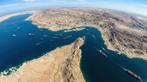 High angle satellite view of the Strait of Hormuz showing the strategic maritime chokepoint between Iran and Oman for global trade and logistics | © ink drop - stock.adobe.com (1957527497)