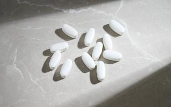 Close up of White weight Loss Pills on Stone Countertop | © Anna Hoychuk - stock.adobe.com
