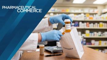 Pharmacist handing medicine bag to customer at counter | © Studio Turen - stock.adobe.com 1983082732
