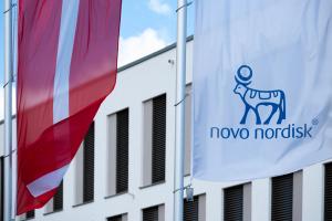 Novo Nordisk advertising flags and logo on facade building, Danish pharmaceutical healthcare giant, production innovative drugs, Ozempic, Mainz, Germany, | © kittyfly - stock.adobe.com (1951534177)
