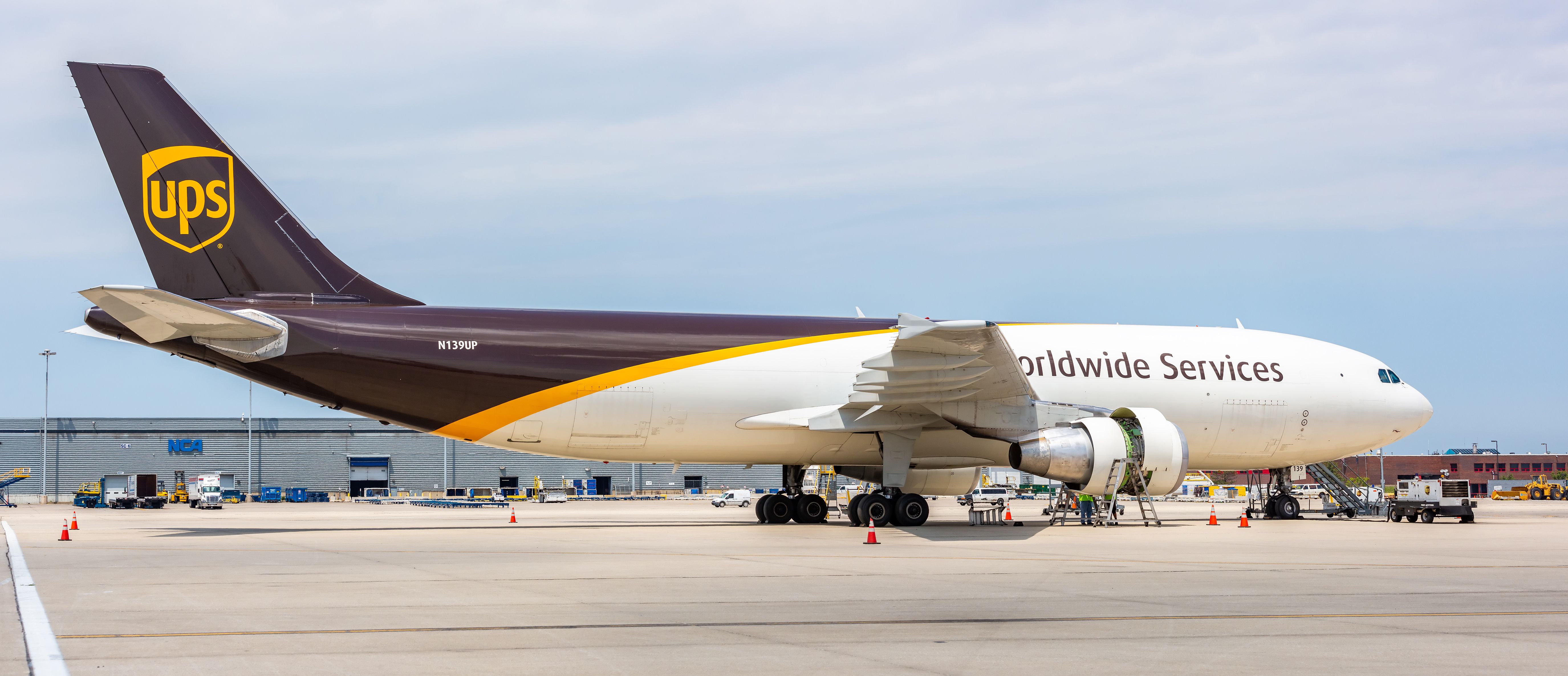Chicago, USA - July 2, 2019: UPS jet. United Parcel Service, Inc., UPS, is the world's largest package delivery company. | © Carlos Yudica - stock.adobe.com (303005280)
