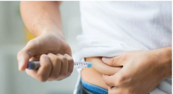 Man injecting insulin | Syda Productions | stock.adobe.com