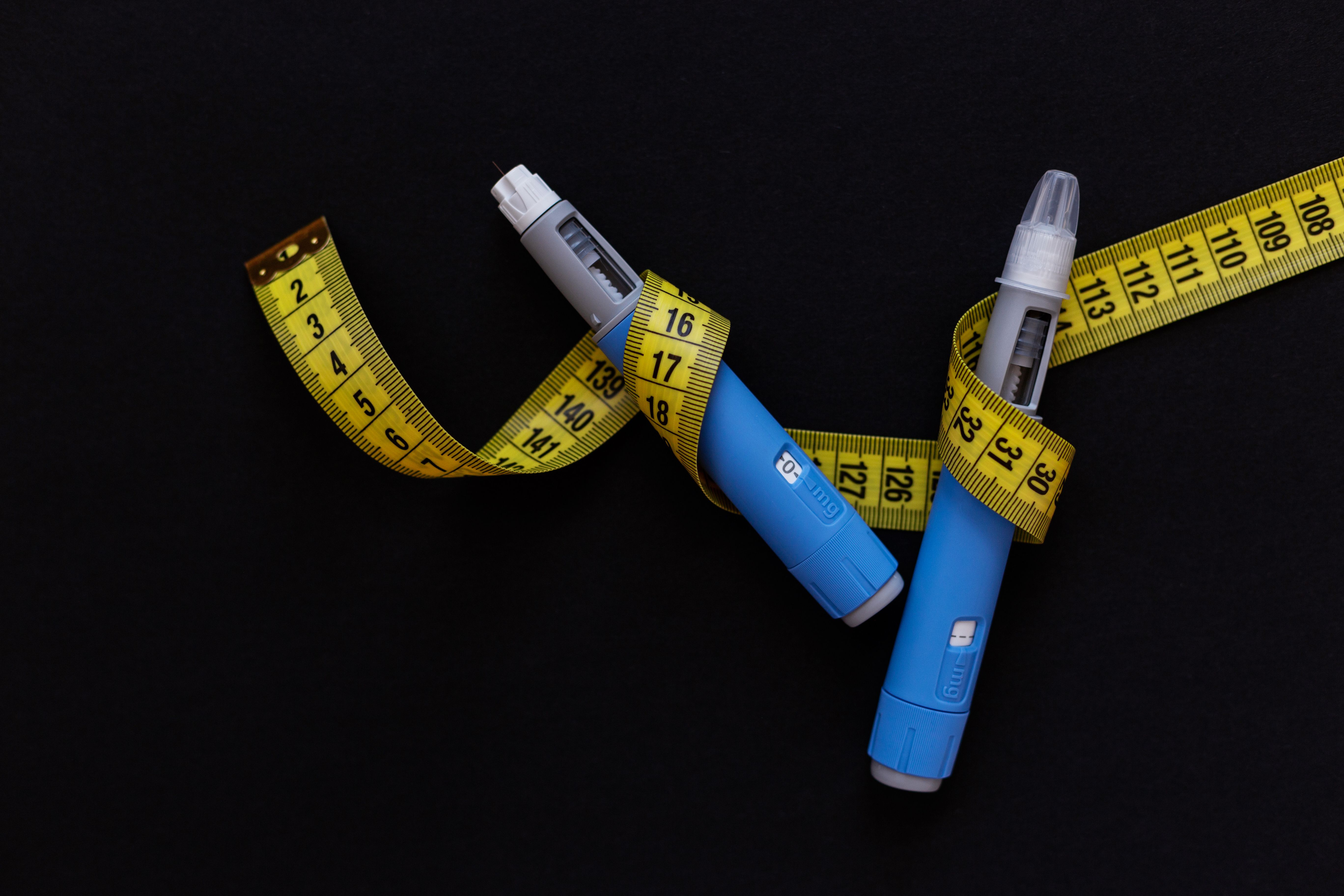 Semaglutide injection pens and measuring tape | Image Credit: © alones - stock.adobe.com