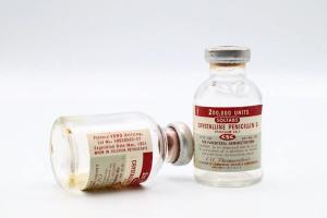 Vintage 1951 Vial of PENICILLIN G Produced by CSC Pharmaceuticals division of Commercial Solvents Corporation, New York, USA | Image Credit: Walter Cichetti | stock.adobe.com