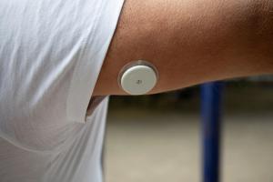 Man Wearing Freestyle Libre Sensor on Arm - Image credit: ProShine Studio | stock.adobe.com