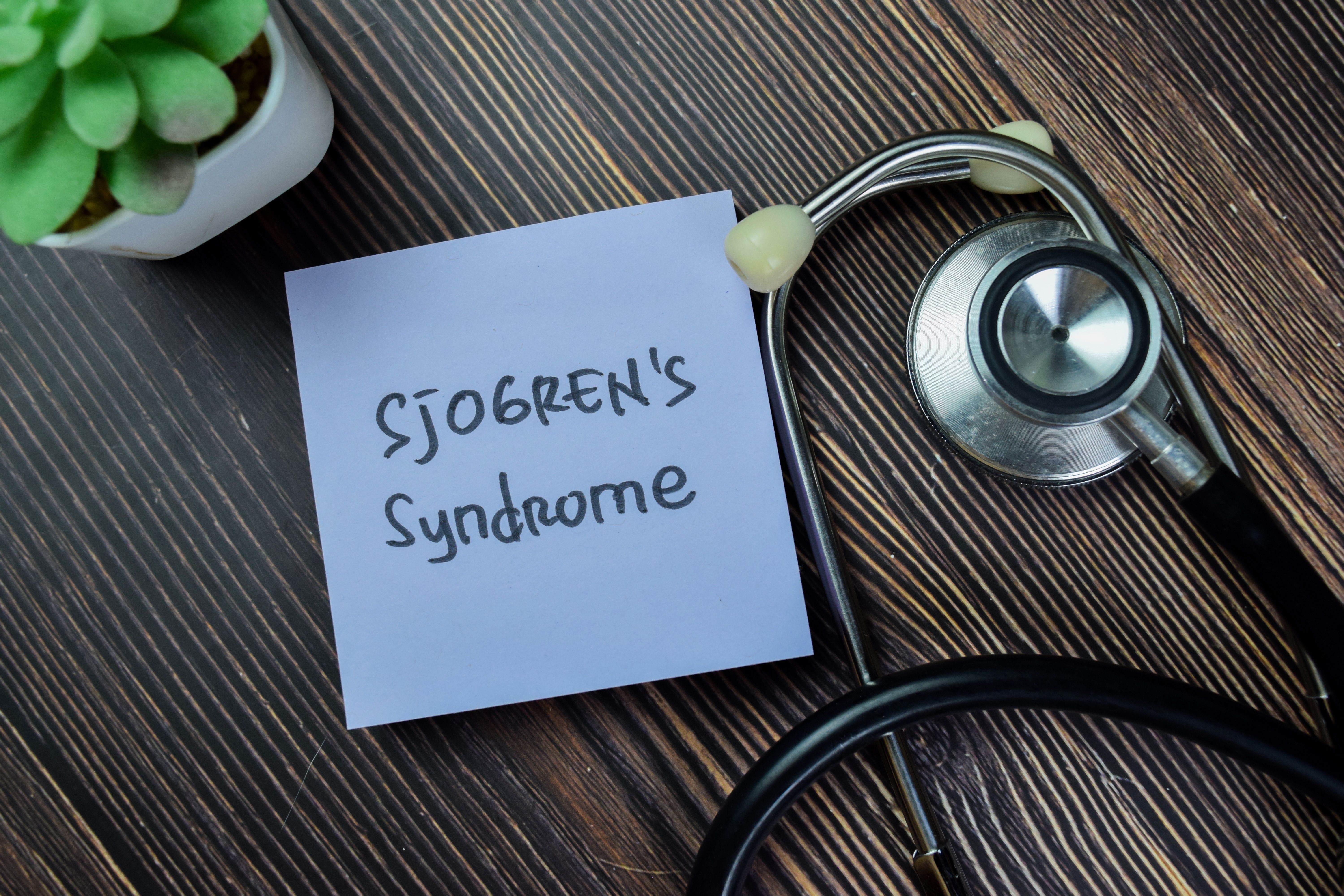 Sjögren’s syndrome written on sticky note| Image Credit: © yahrir - stock.adobe.com