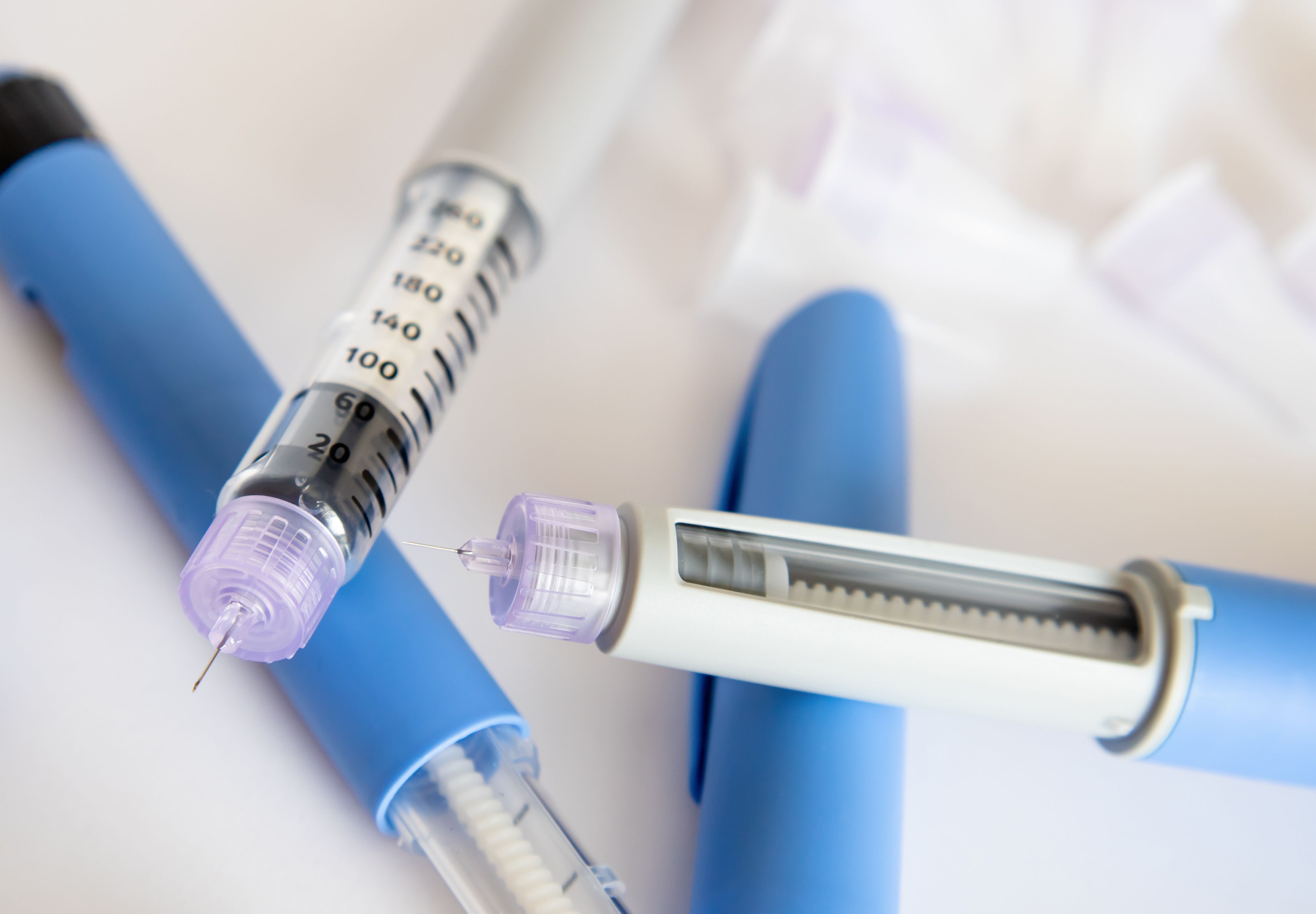 Insulin injection pen or insulin cartridge pen for diabetics. Medical equipment for diabetes parients. High quality photo - Image credit: Natalia | stock.adobe.com