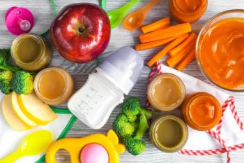 baby vegetable puree on wooden background top view - Image credit: 279photo | stock.adobe.com